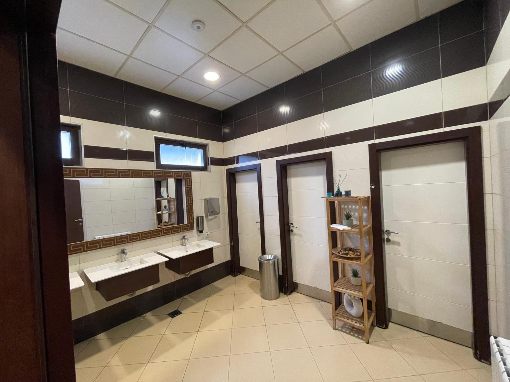 Amazona Hotel Pristina Exterior photo