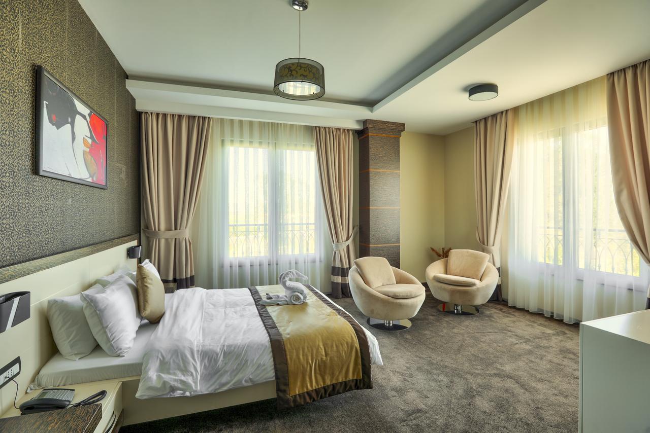 Amazona Hotel Pristina Exterior photo