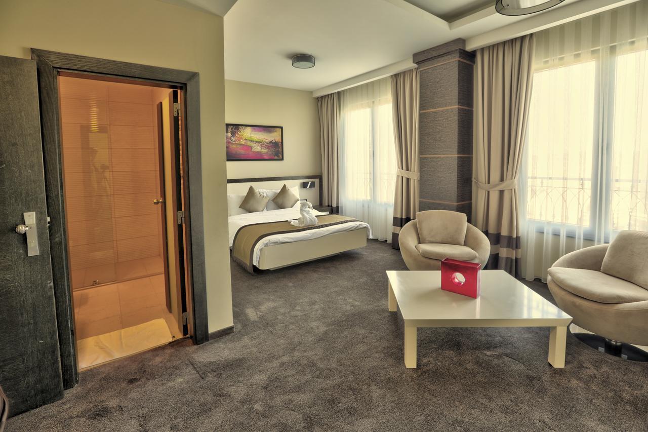Amazona Hotel Pristina Exterior photo